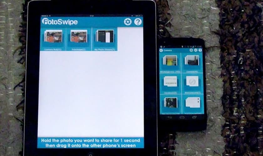 Coloque os dispositivos iOS e Android lado a lado com o FotoSwipe aberto