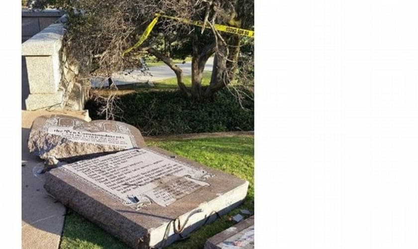 Após destruir monumento ao Dez Mandamentos, homem afirma que "cumpriu órdens do diabo"
