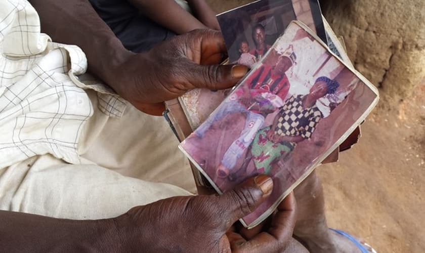 Em foto divulgada pela Unicef nesta quinta-feira (28), uma pessoa segura uma fotografia do menino Emile Ouamouno, ainda bebê: quando tinha 2 anos, o garoto foi a primeira vítima de ebola desta epidemia, e é conhecido como o 'paciente-zero'; ele, sua mãe, 