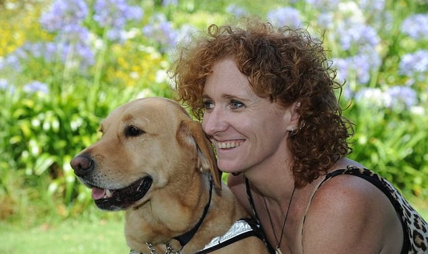 Após bater a cabeça na mesa, mulher volta a enxergar