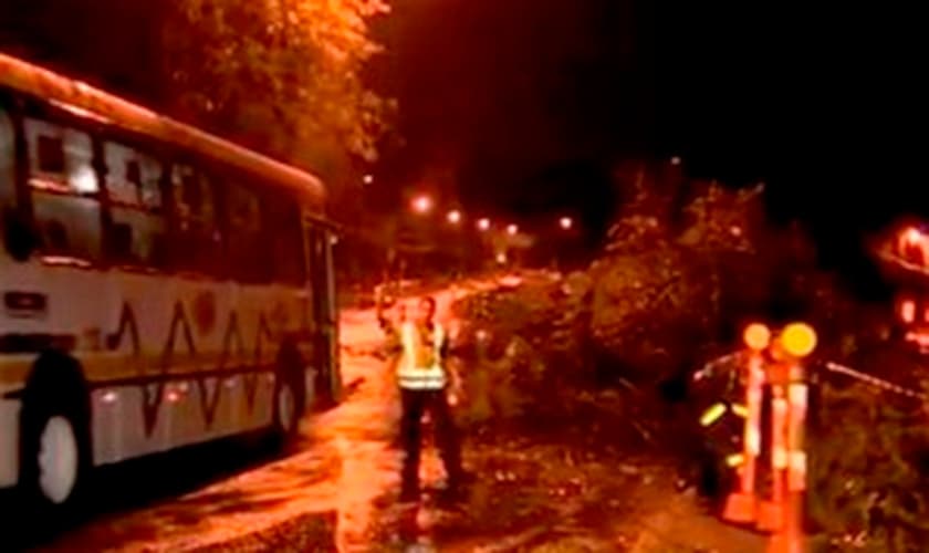 Galhos e árvores caíram impedindo passagem de veículos em Porto Alegre