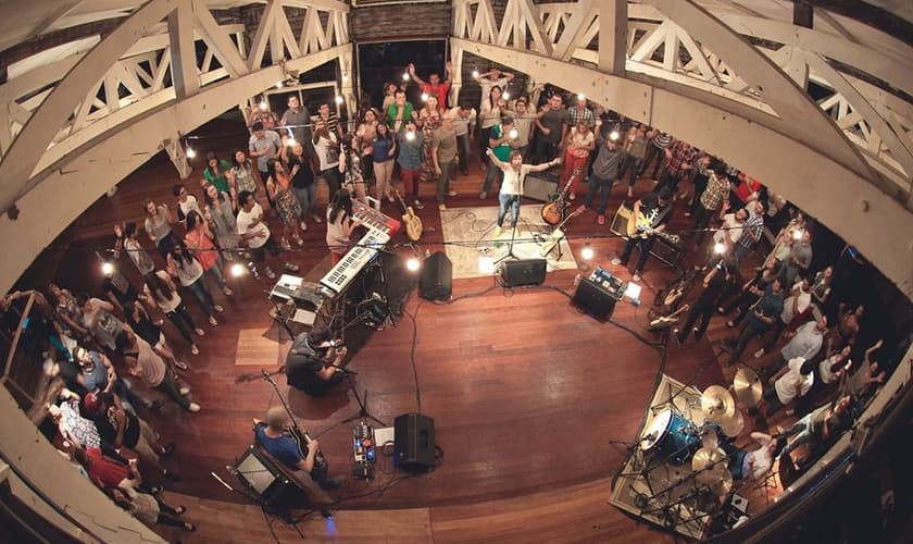 Davi Silva lança vídeo da canção "Ao Som de Tua Voz - Ao Vivo"; confira