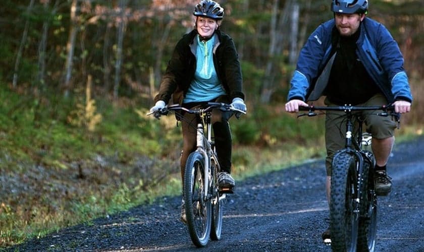 Kaci Hickox e seu namorado Ted Wilbur passeam de bicicleta em Fort Kent, no Maine, nos Estados Unidos. Hickox tratou pacientes com ebola em Serra Leoa e, apesar de testar negativo para o vírus, deveria ficar em quarentena até 10 de novembro