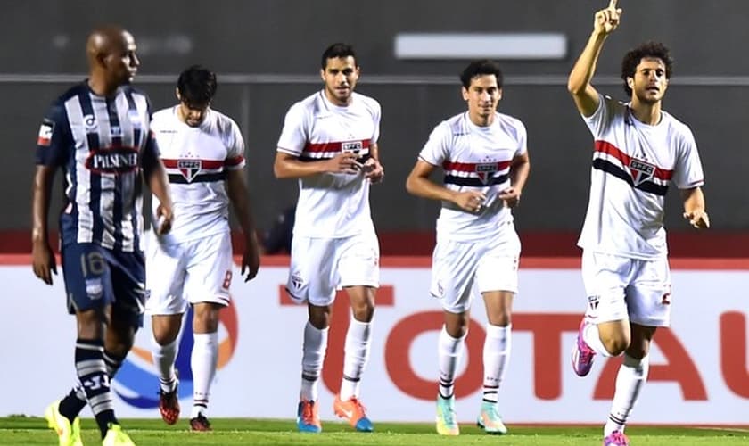 Hudson comemora com Ganso, Alan Kardec e Kaká no Morumbi