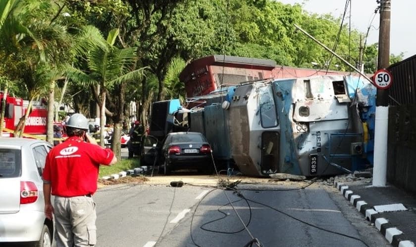 Veículo ficou encurralado entre o canteiro central e o trem