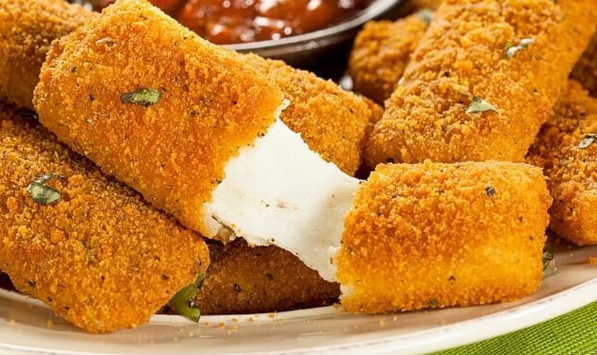 Palito de queijo empanado