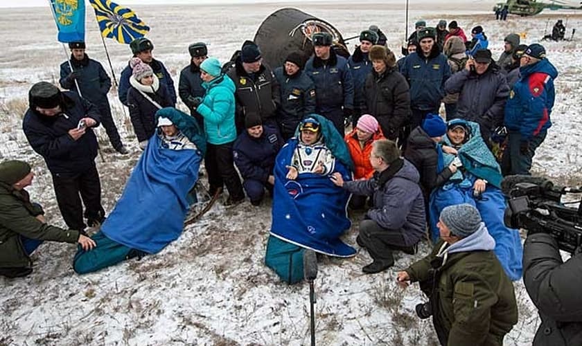 Expedição com engenheiro Alexander Gerst, da Agência Espacial Europeia (ESA), comandante Max Suraev, da Roscosmos, e engenheiro de voo da NASA Reid Wiseman voltou à Terra em segurança. (Foto: Bill Ingalls / Nasa / Via AFP Photo)