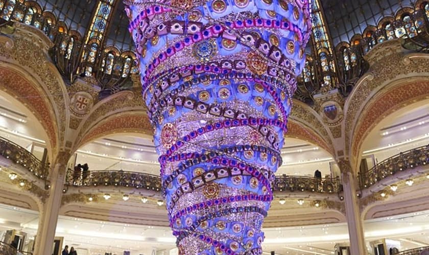 Árvore de Natal da Galeries Lafayette foi montada de cabeça para baixo (Foto: Galeries Lafayette/Divulgação)