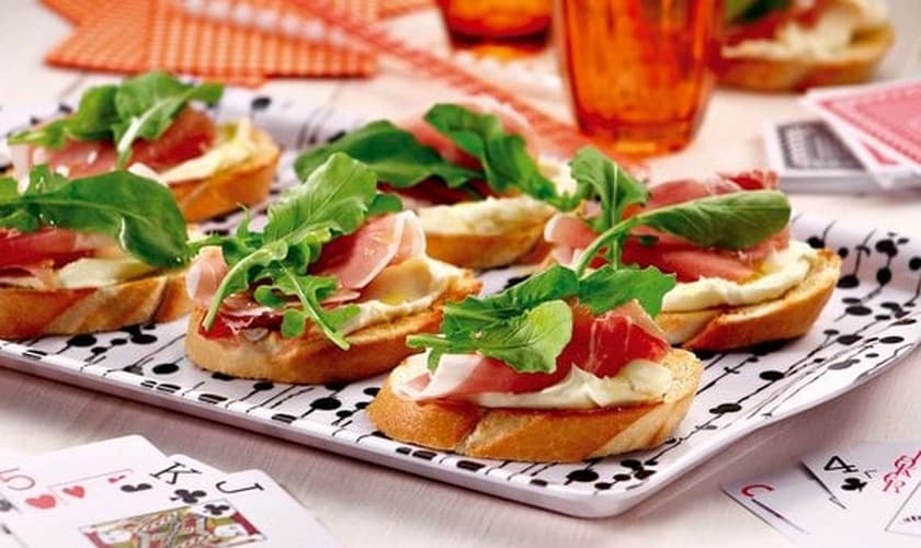 Bruschettas de requeijão presunto e rúcula