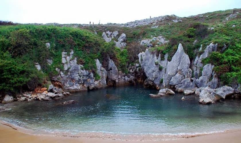A praia de Gulpiyuri tem água salgada e cristalina, que chega por túneis entre as rochas (Foto: Ramon Dias/Creative Commons)
