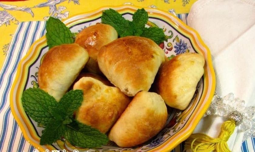 Esfiha de calabresa com catupiry