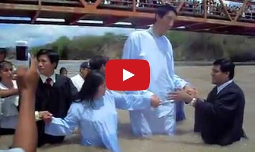 Batismo do 2º Homem mais alto do mundo faz sucesso nas mídias sociais; assista