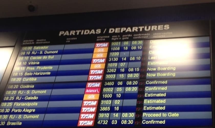 Painel mostra voo da TAM (último da lista) confirmado para as 8h30 (Foto: Olívia Florência/G1)