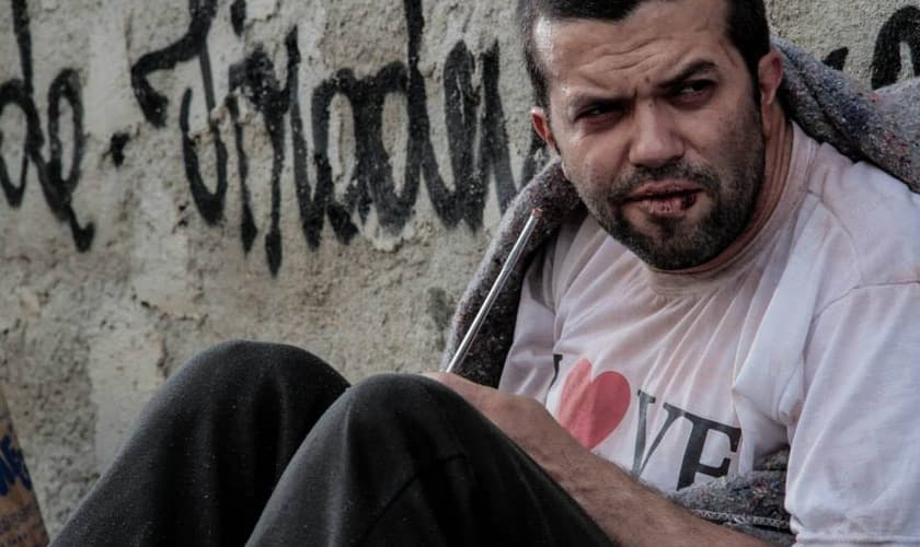 Caique Oliveira interpretando Eduardo no filme "Metanoia". (Assessoria)