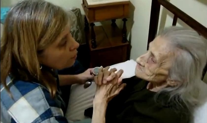 Mulher grava conversa com mãe que sofre do mal Alzeheimer e emociona internautas; veja