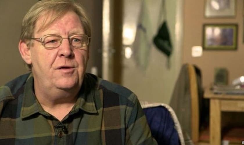 Britânico quer indenização do governo por não ter sido avisado do risco de pegar câncer em cirurgia (Foto: BBC)