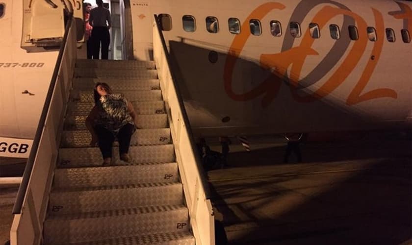 KATYA HEMELRIJK DA SILVA SE ARRASTA PARA EMBARCAR NO AVIÃO DA GOL (FOTO: REPRODUÇÃO/FACEBOOK)