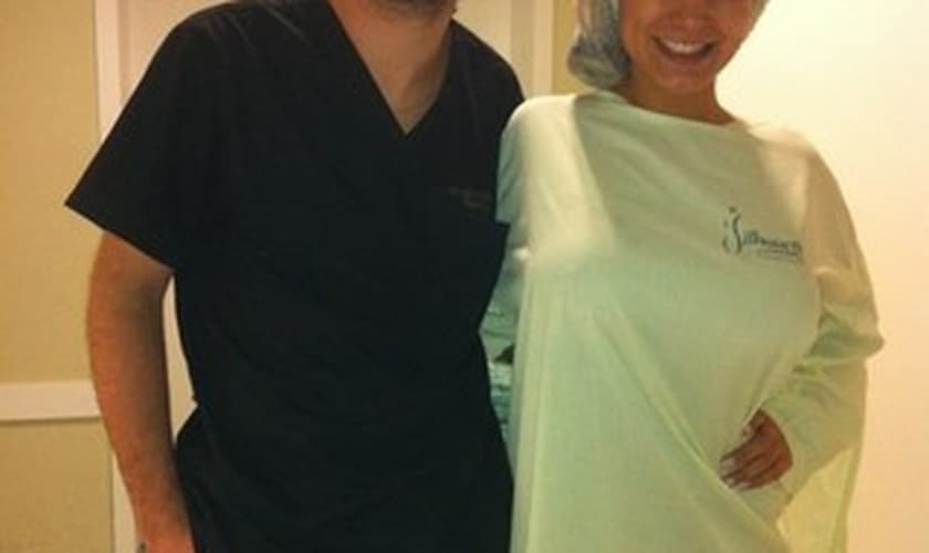 Médico com Urach em foto na época da retirada do hidrogel em julho (Foto: Divulgação)