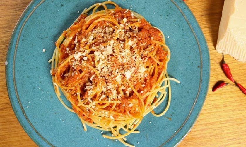 Espaguete à bolonhesa com linguiça