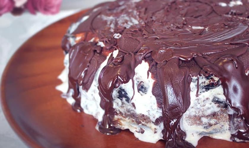 Bolo de sorvete com crocante de biscoito