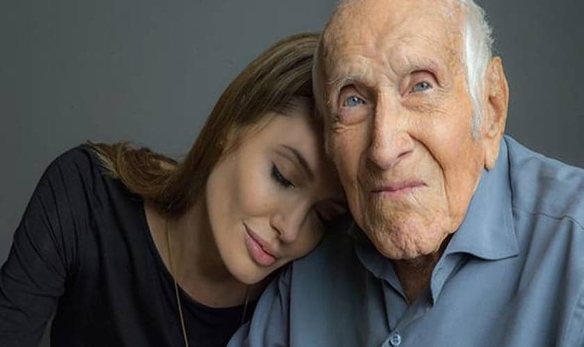 Durante a produção de seu novo filme, Angelina Jolie precisou "ajoelhar-se e orar por um milagre"