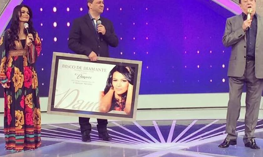 Damares recebe Disco de Diamante no programa Raul Gil