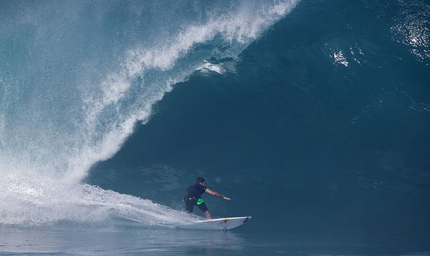 Scooby surfa tubo em dia ondas pesadas no North Shore de Oahu (Foto: Fred Pompermayer)