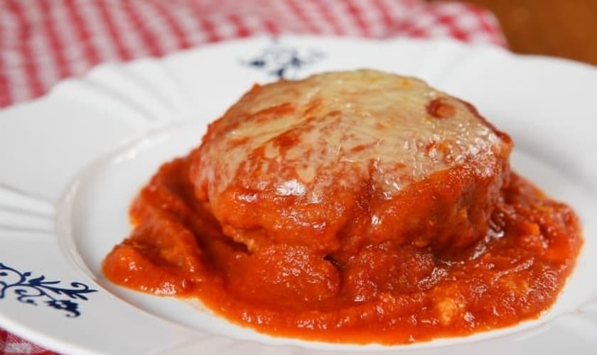 Polpetone de carne com recheio de mussarela