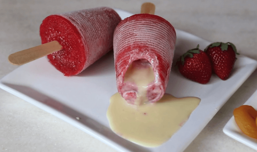 Paleta mexicana de morango com recheio de leite condensado