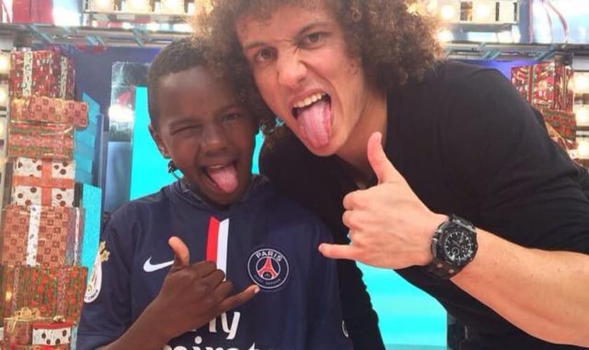 David Luiz ajuda a realizar o sonho de um menino de rua; assista