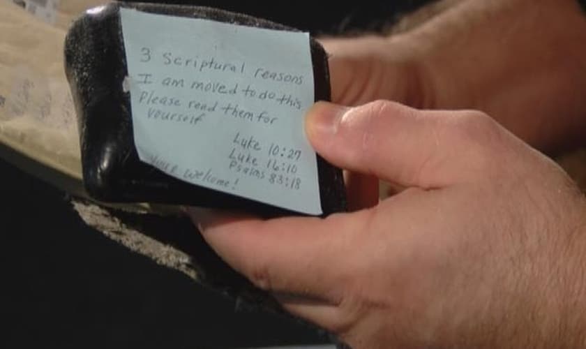 Com versos bíblicos, anônimo devolve carteira que tinha mais de 300 dólares ao dono‏
