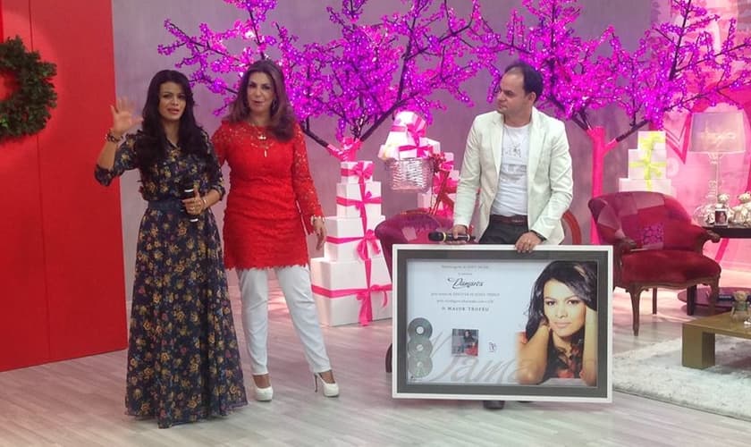 Damares recebe Disco de Platina Triplo no programa "De Bem com a Vida"