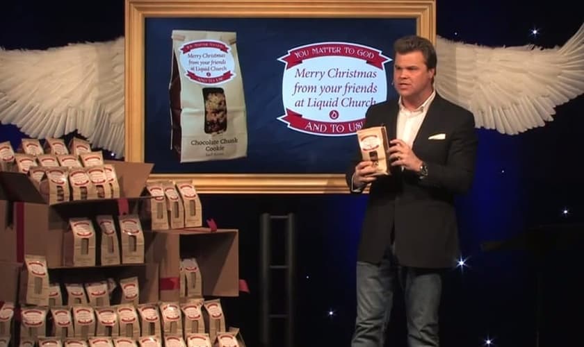 Igreja promove "Flash Mob Espiritual" e distribui vales-alimentação para trabalhadores na véspera do Natal