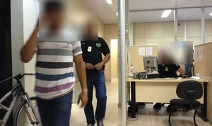 Pastor descobre participação do filho em crime e o entrega à polícia