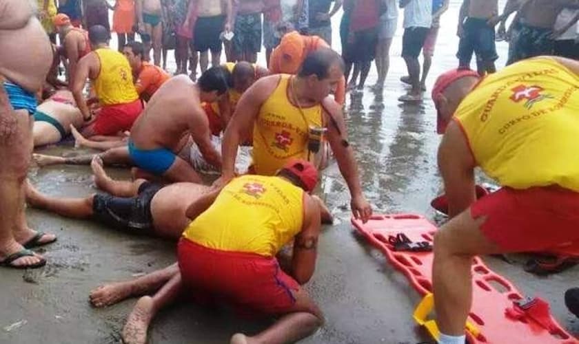Trabalho de resgate das vítimas foi iniciado ainda na faixa de areia (Foto: Divulgação/Polícia Militar)