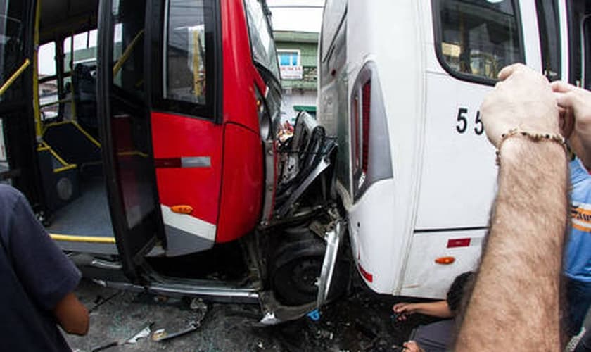 "Foi um milagre", diz homem que escapou da morte ao ter o seu carro prensado por dois ônibus
