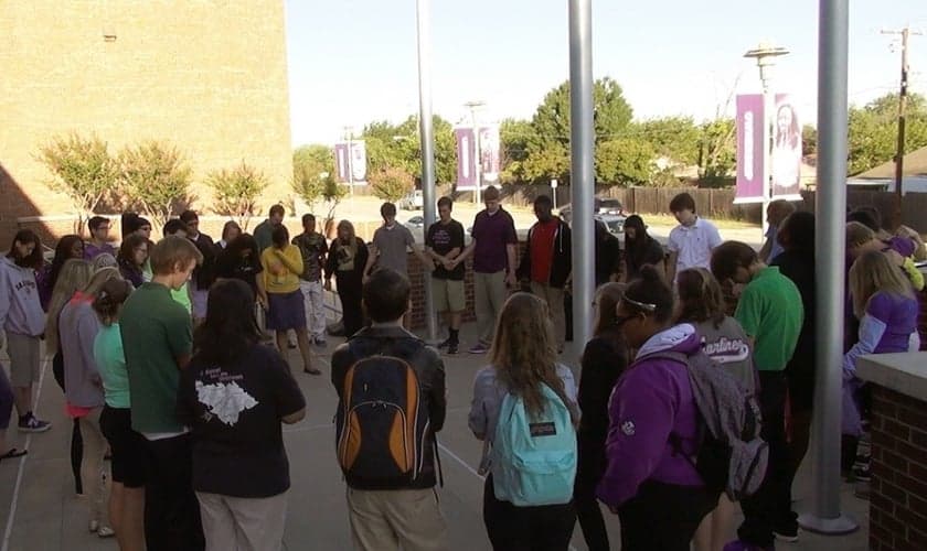 Aluna é proibida de distribuir panfletos cristãos em sua escola, nos EUA