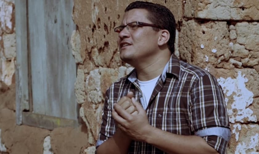 Geraldo Guimarães lança  o clipe da canção "Deus Acima De Tudo"; assista