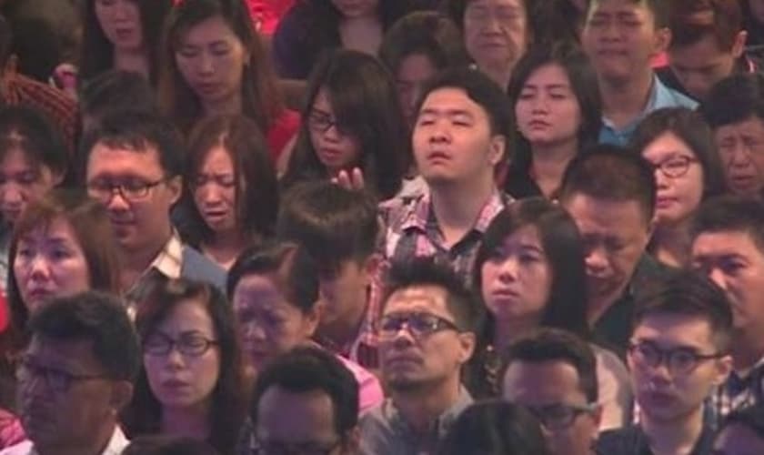 Igreja evangélica realiza culto de oração por fieis que estavam no voo da AirAsia