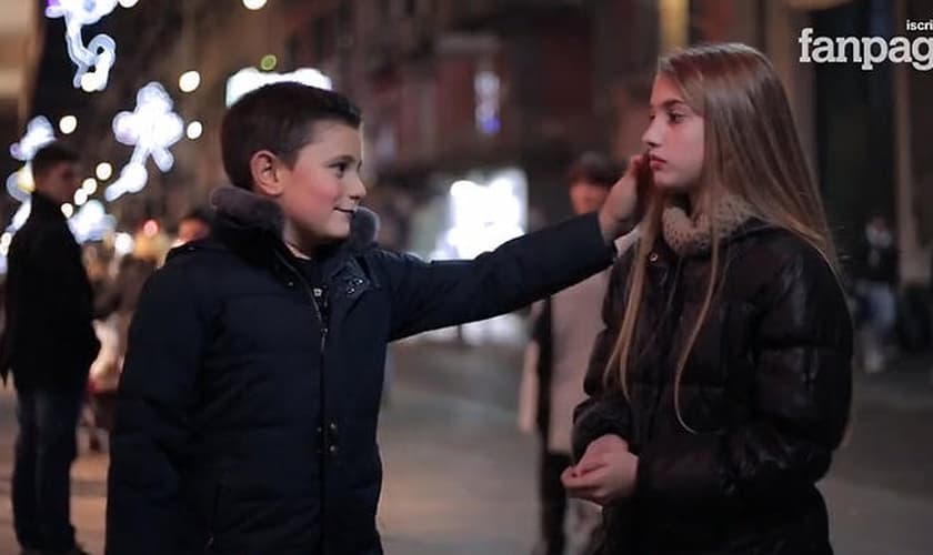 Garotos reagem à ordem de bater em uma garota