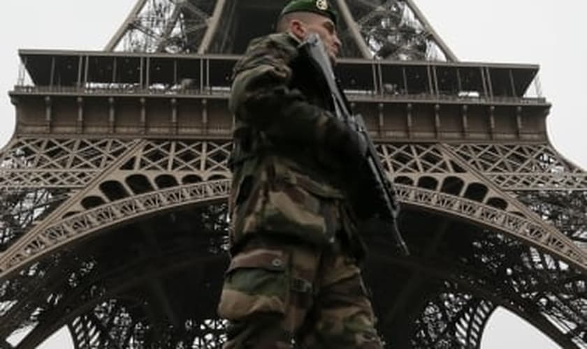 Soldado francês vigia o entorno da Torre Eiffel