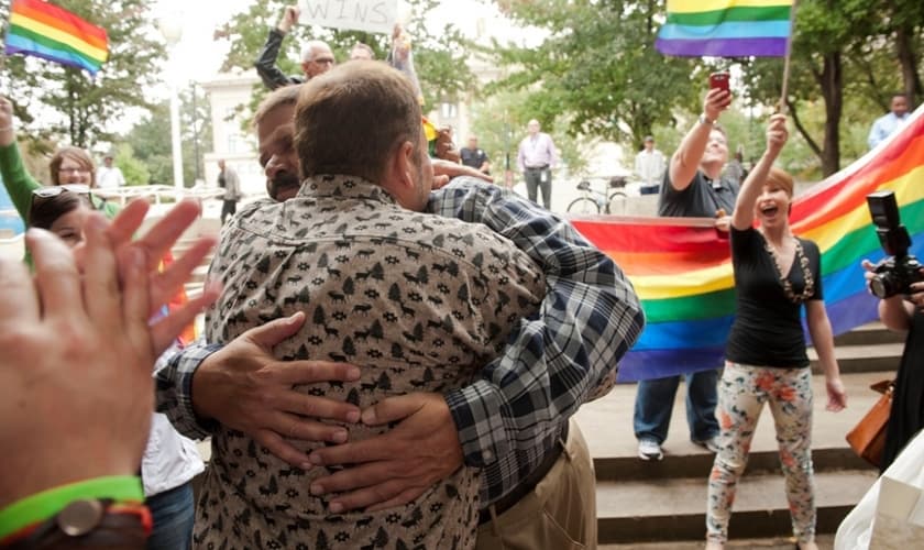 Jesus Hernandez (esquerda) e Oscar Hull (direita) são casados fora dos registros de ações de Mecklenburg County, na Carolina do Norte (EUA).