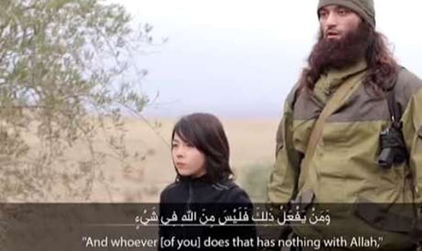 Garoto ao lado de jihadista