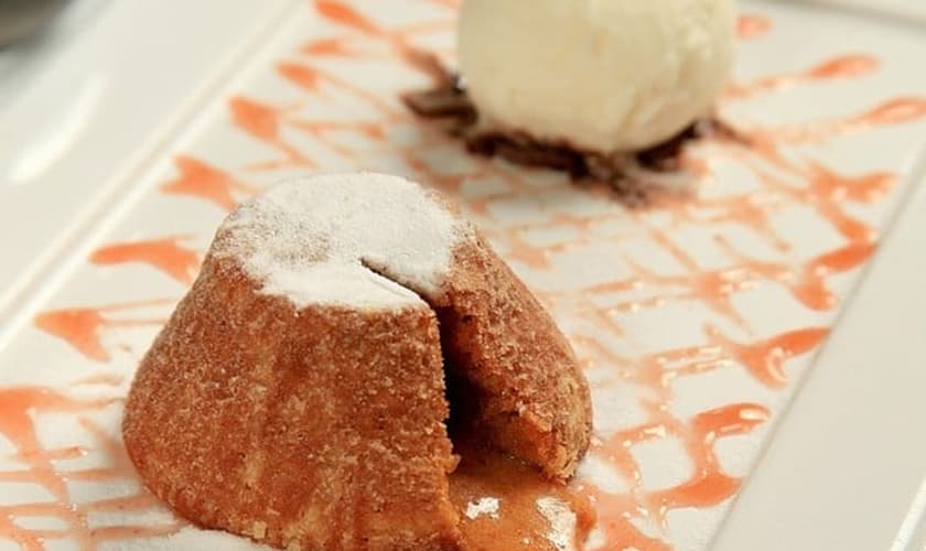 Petit gâteau de goiabada com sorvete de queijo mascarpone