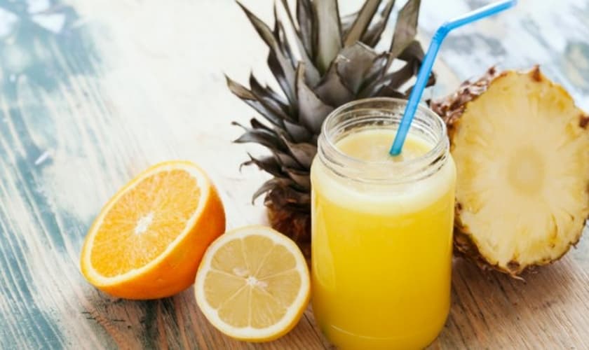 Refresco de laranja e abacaxi