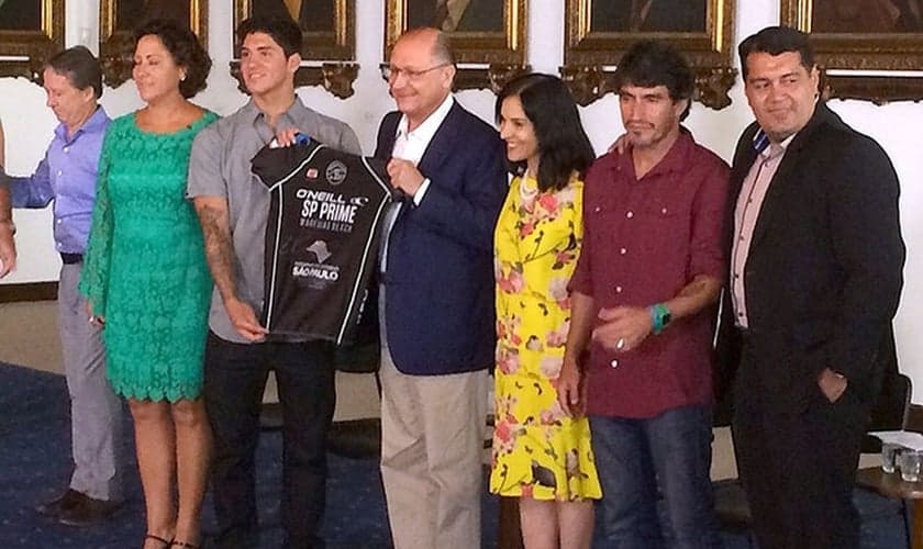 Medina recebendo de Geraldo Alckmin honraria