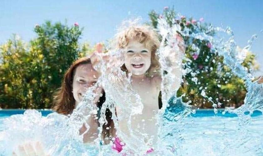 cuidados com crianças na piscina