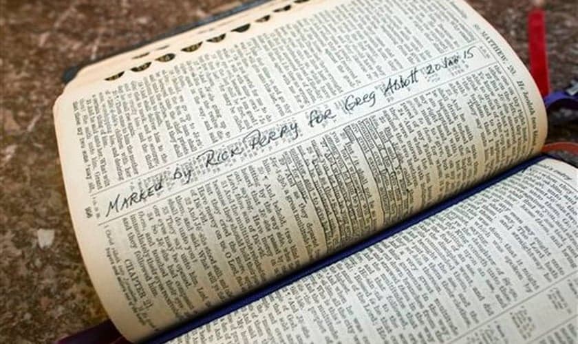Bíblia como sua principal fonte de fundamentação. (Bob Daemmrich/ AP Photo)