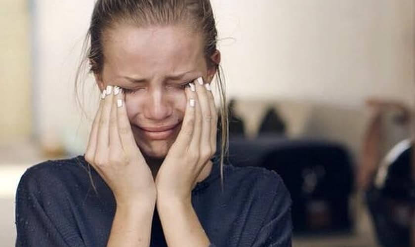 Blogueira de moda chora ao ver de perto a realidade do trabalho escravo no Cambodia