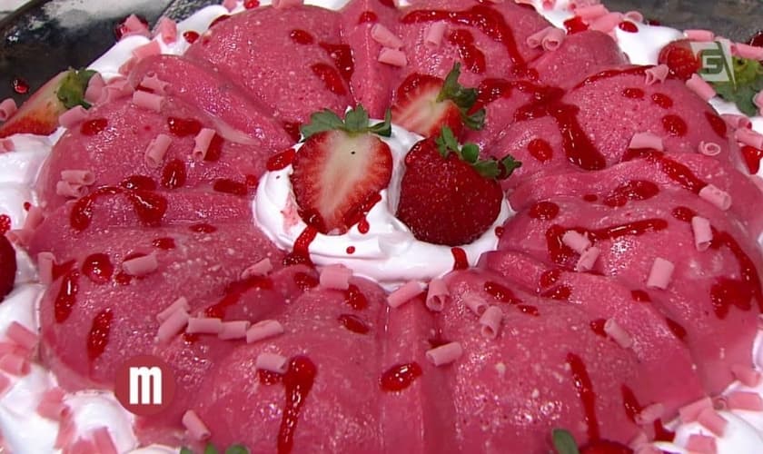 Pudim de morango com recheio de leite condensado